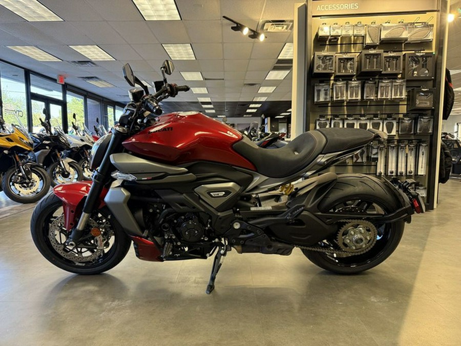 2026 Ducati XDiavel V4 Burning Red