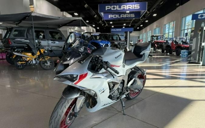 2024 Kawasaki Ninja ZX-6R Pearl Robotic White/Metallic Graphite Gray