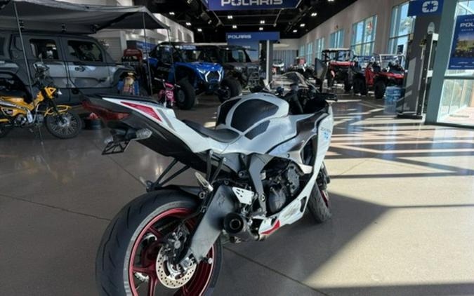 2024 Kawasaki Ninja ZX-6R Pearl Robotic White/Metallic Graphite Gray