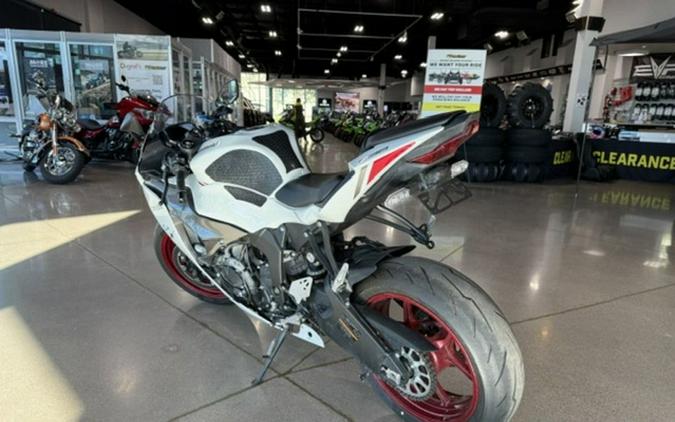 2024 Kawasaki Ninja ZX-6R Pearl Robotic White/Metallic Graphite Gray