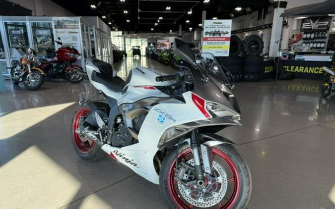 2024 Kawasaki Ninja ZX-6R Pearl Robotic White/Metallic Graphite Gray