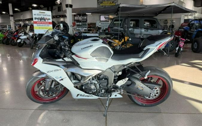 2024 Kawasaki Ninja ZX-6R Pearl Robotic White/Metallic Graphite Gray