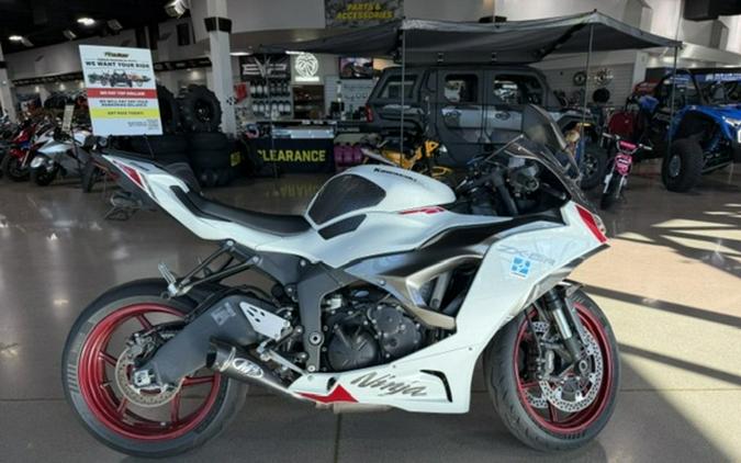 2024 Kawasaki Ninja ZX-6R Pearl Robotic White/Metallic Graphite Gray