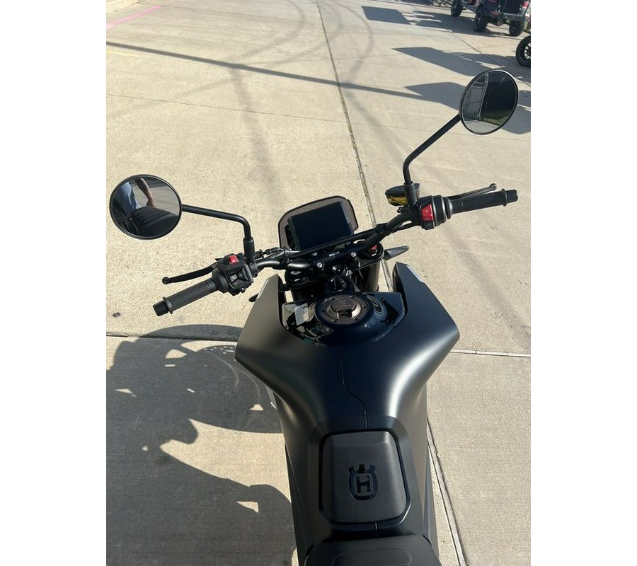 2025 Husqvarna® Svartpilen 801