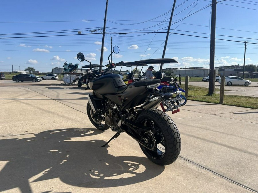 2025 Husqvarna® Svartpilen 801