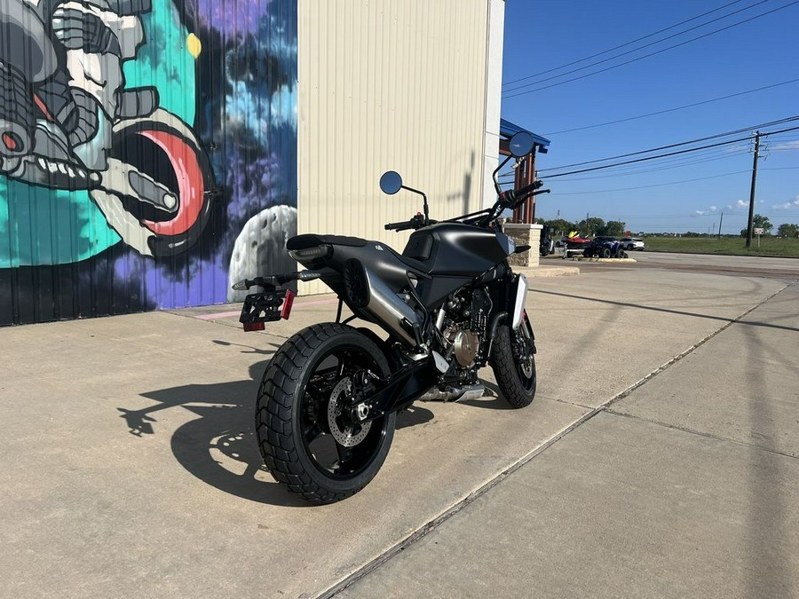 2025 Husqvarna® Svartpilen 801