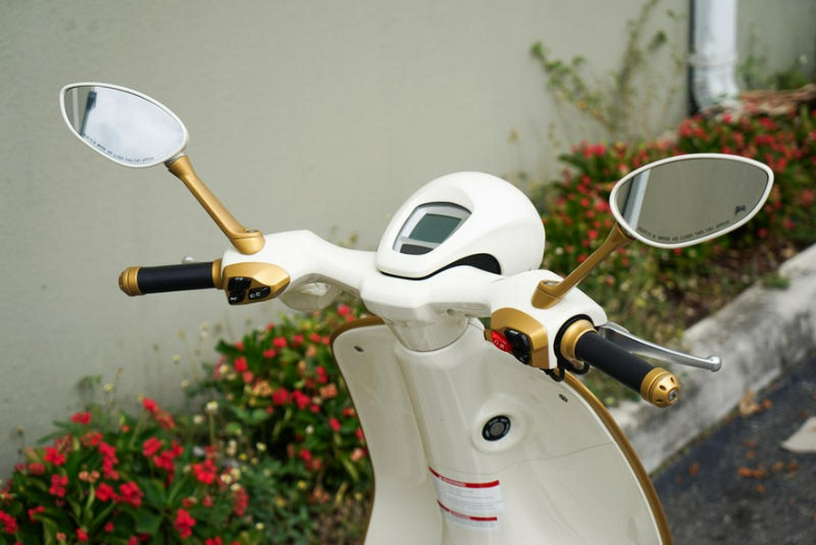 2022 Vespa 946 Christian Dior