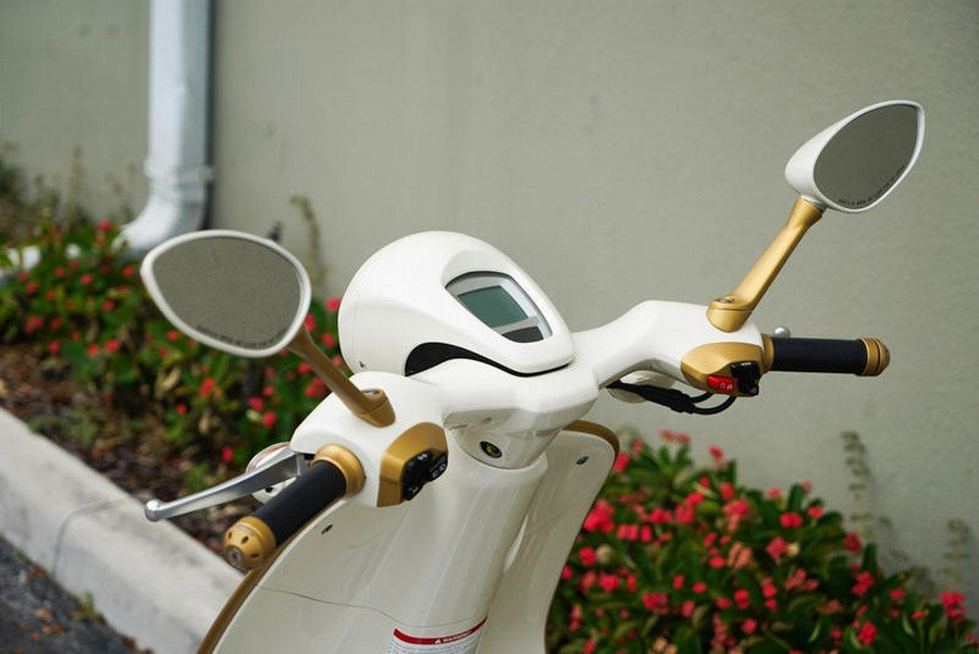 2022 Vespa 946 Christian Dior