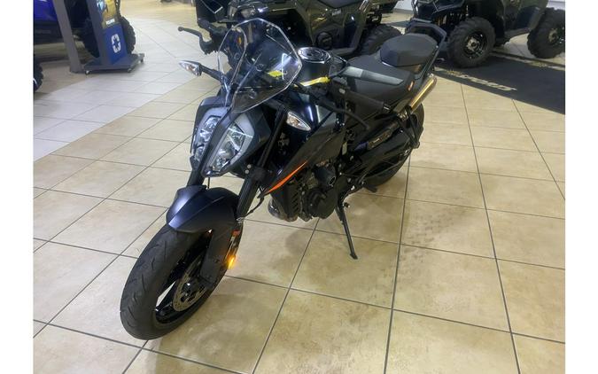 2022 KTM Duke 890 R