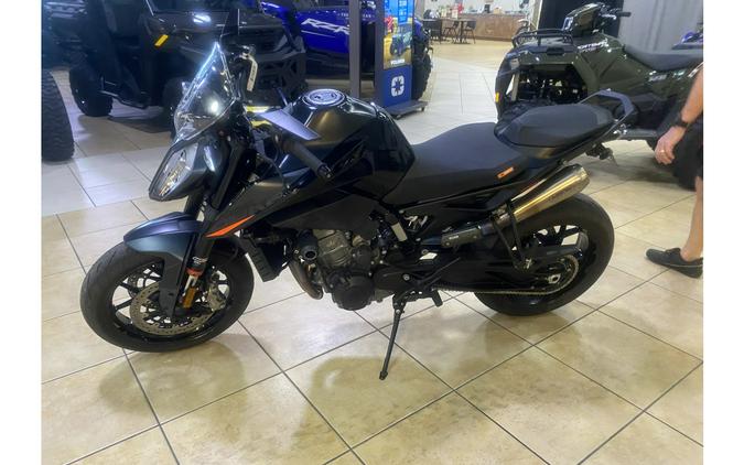 2022 KTM Duke 890 R