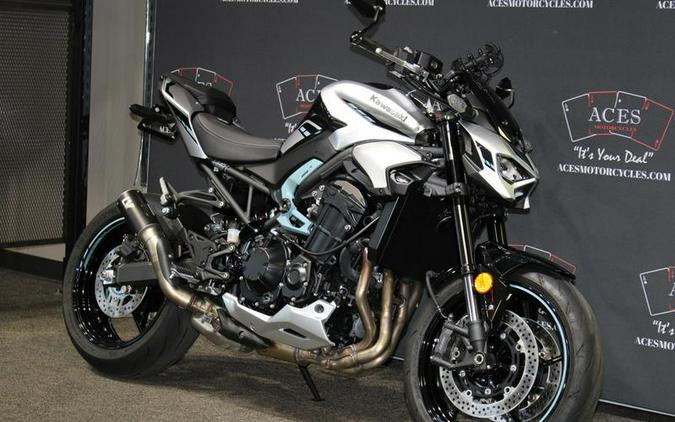 2025 Kawasaki Z900 ABS Metallic Spark Black/Metallic Carbon Gray