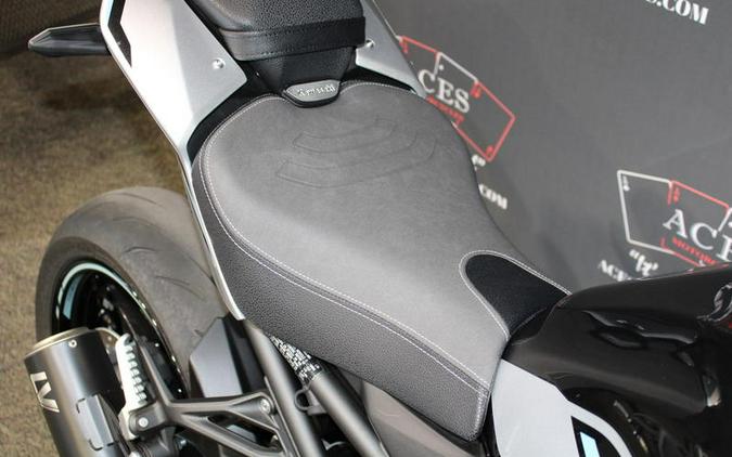 2025 Kawasaki Z900 ABS Metallic Spark Black/Metallic Carbon Gray