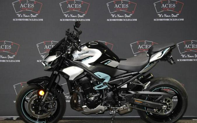 2025 Kawasaki Z900 ABS Metallic Spark Black/Metallic Carbon Gray