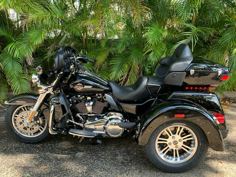 2023 FLHTCUTG Tri Glide® Ultra - In Vivid Black