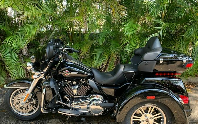 2023 FLHTCUTG Tri Glide® Ultra - In Vivid Black