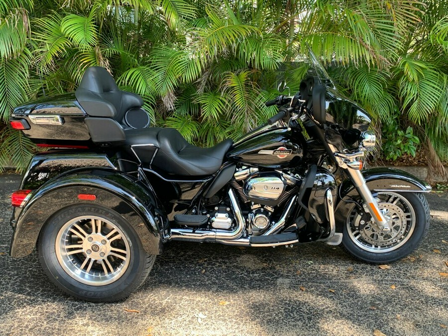 2023 FLHTCUTG Tri Glide® Ultra - In Vivid Black