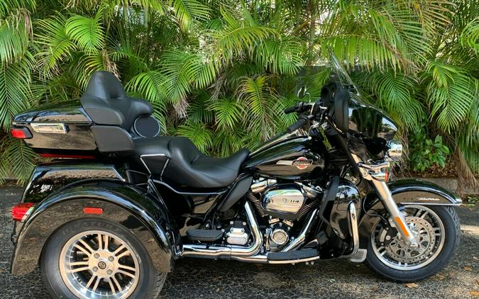 2023 FLHTCUTG Tri Glide® Ultra - In Vivid Black