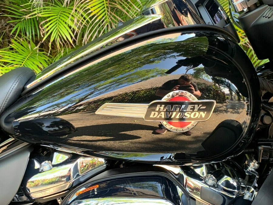 2023 FLHTCUTG Tri Glide® Ultra - In Vivid Black