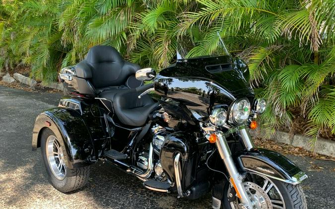 2023 FLHTCUTG Tri Glide® Ultra - In Vivid Black