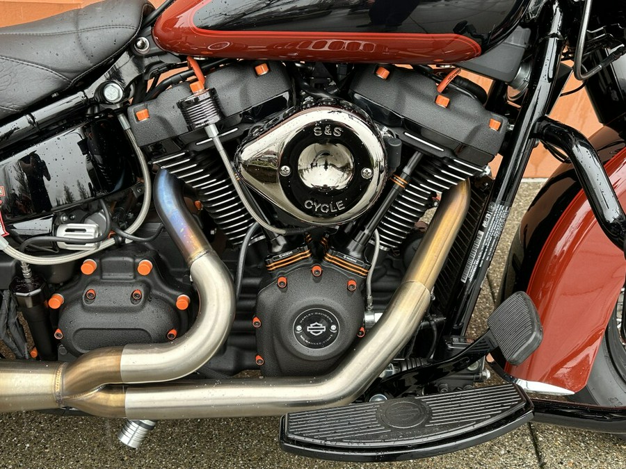Harley-Davidson® Heritage Classic Red Rock / Vivid Black