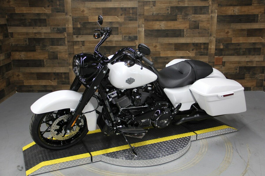 2024 Harley-Davidson Road King Special White Onyx Pearl — Black Finish