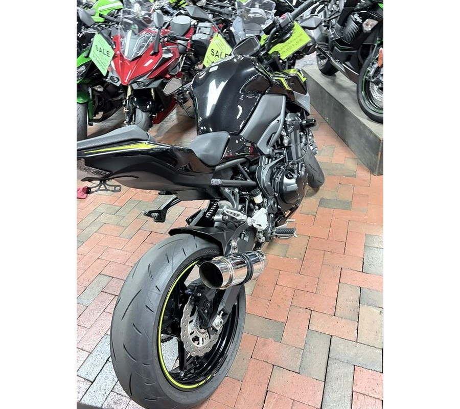 2024 Kawasaki Z900 ABS Metallic Spark Black/Metallic Matte Dark Gray