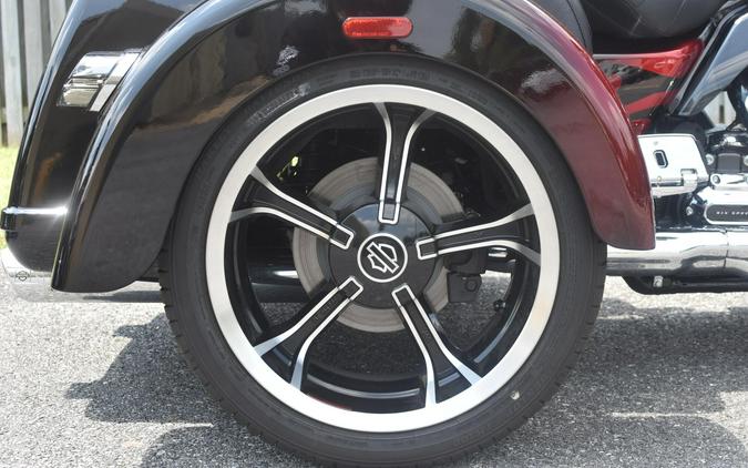 2022 Harley-Davidson CVO Tri Glide Dante’s Red Fade