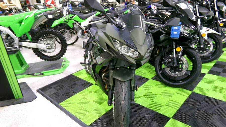 2024 Kawasaki Ninja 650 ABS Metallic Covert Green/Metallic Spar