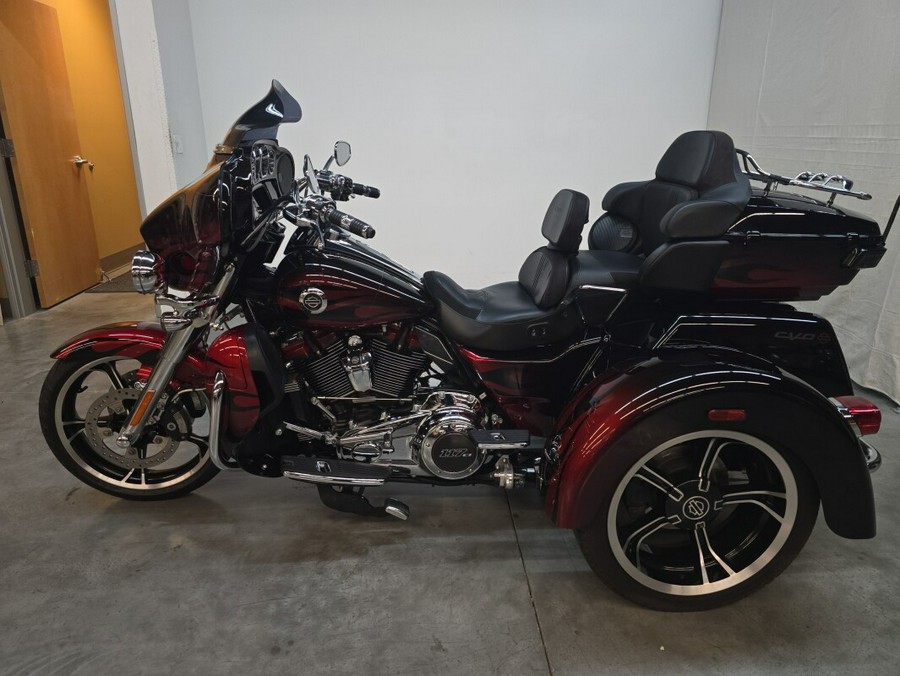 FLHTCUTGSE 2022 CVO™ Tri Glide