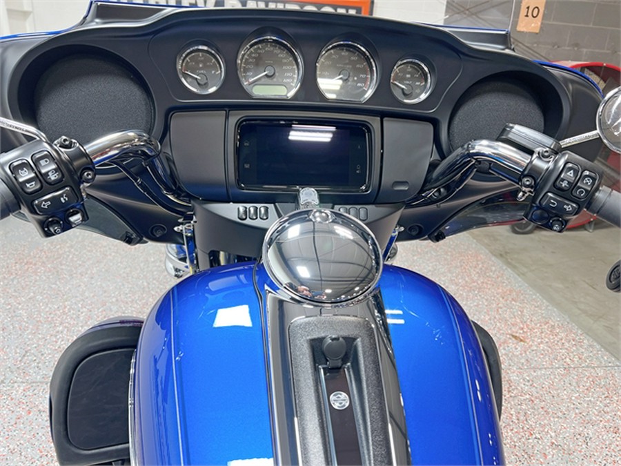 2024 Harley-Davidson Tri Glide Ultra FLHTCUTG Blue Burst