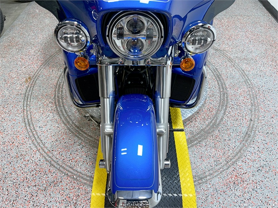 2024 Harley-Davidson Tri Glide Ultra FLHTCUTG Blue Burst