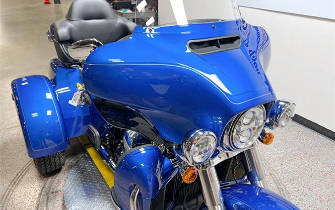 2024 Harley-Davidson Tri Glide Ultra FLHTCUTG Blue Burst