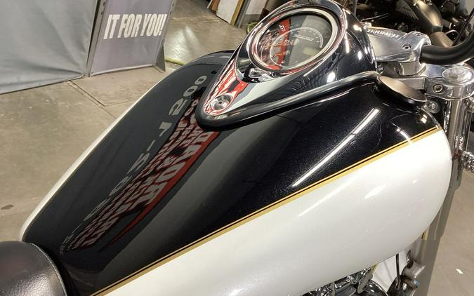 2017 Triumph Thunderbird LT ABS Crystal White / Phantom Black