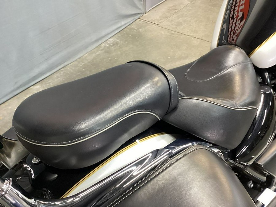 2017 Triumph Thunderbird LT ABS Crystal White / Phantom Black