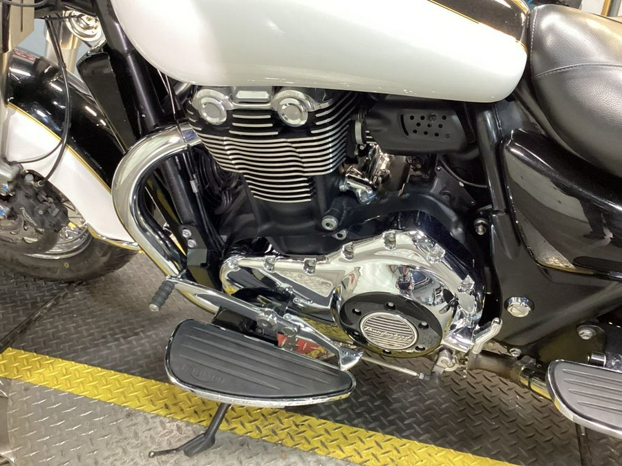 2017 Triumph Thunderbird LT ABS Crystal White / Phantom Black