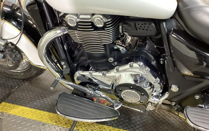 2017 Triumph Thunderbird LT ABS Crystal White / Phantom Black