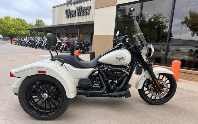 2023 Harley-Davidson® Freewheeler® White Sand Pearl Black Finish