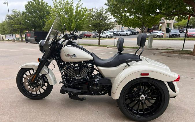 2023 Harley-Davidson® Freewheeler® White Sand Pearl Black Finish