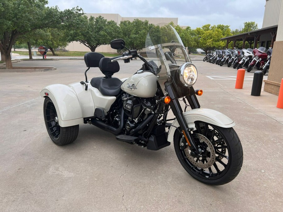 2023 Harley-Davidson® Freewheeler® White Sand Pearl Black Finish