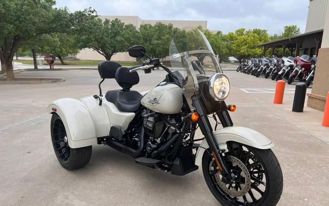 2023 Harley-Davidson® Freewheeler® White Sand Pearl Black Finish