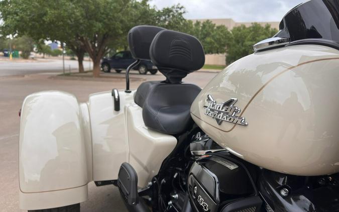 2023 Harley-Davidson® Freewheeler® White Sand Pearl Black Finish