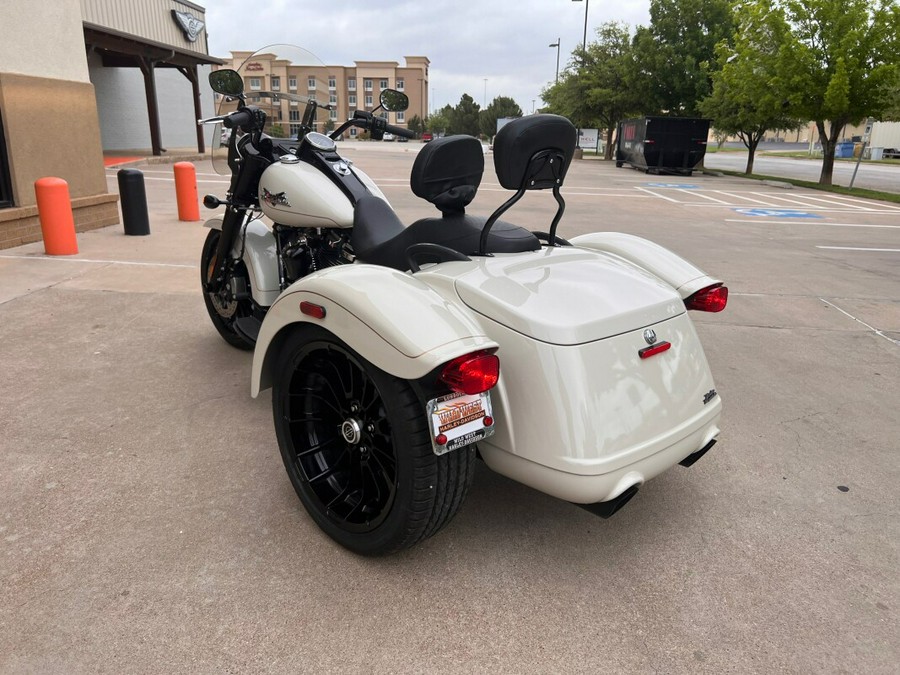 2023 Harley-Davidson® Freewheeler® White Sand Pearl Black Finish