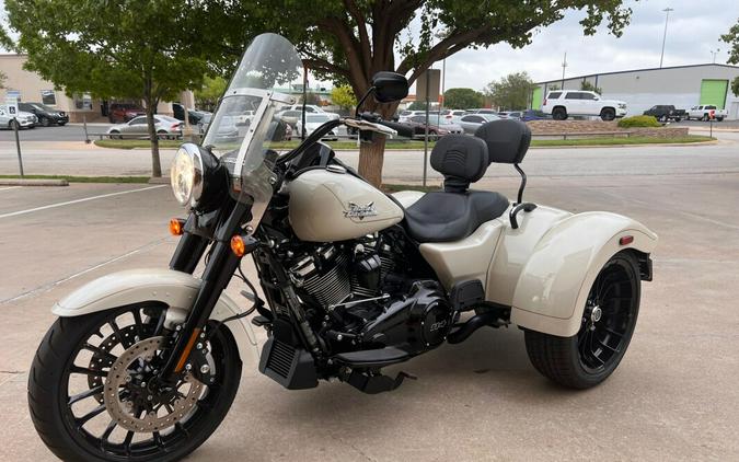 2023 Harley-Davidson® Freewheeler® White Sand Pearl Black Finish