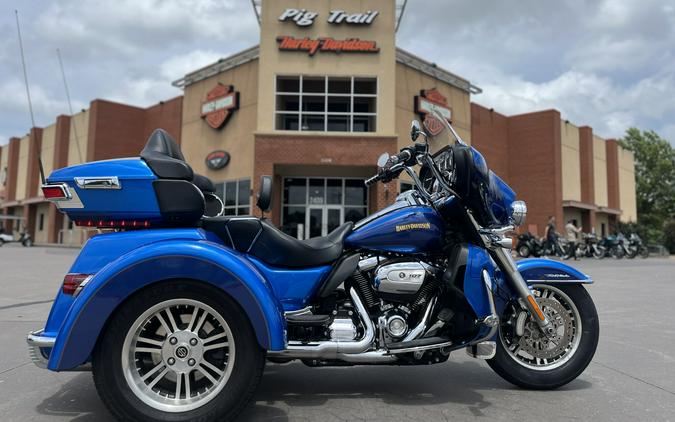 2017 Harley-Davidson® FLHTCUTG Tri Glide® Ultra BNVLBLU/FTM BLU 859517