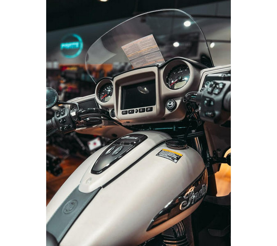 2023 Indian Motorcycle® Roadmaster® Dark Horse® Silver Quartz Smoke