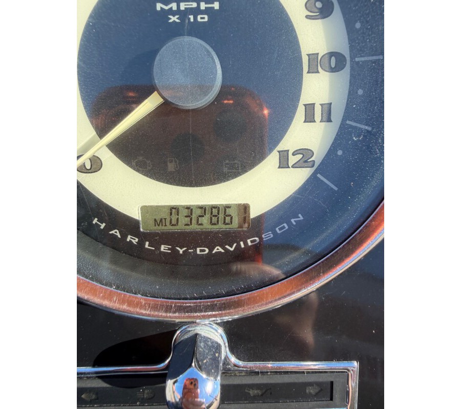 2005 Harley-Davidson® Softail® Deluxe Vivid Black