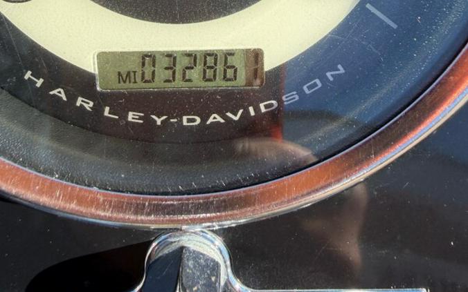 2005 Harley-Davidson® Softail® Deluxe Vivid Black