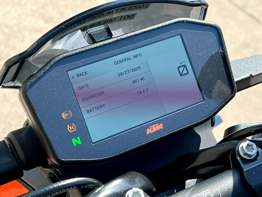 2023 KTM 890 Duke R