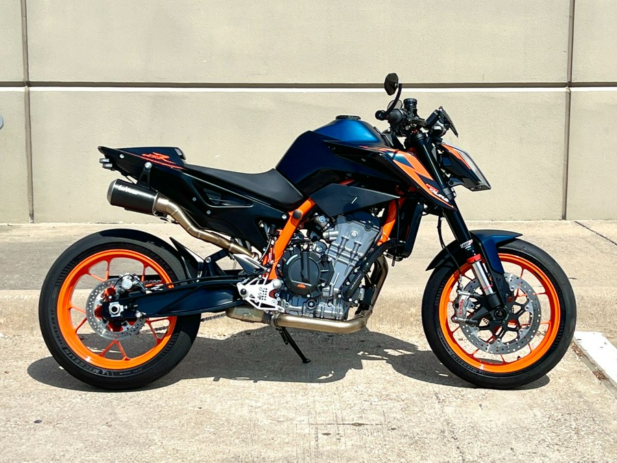 2023 KTM 890 Duke R
