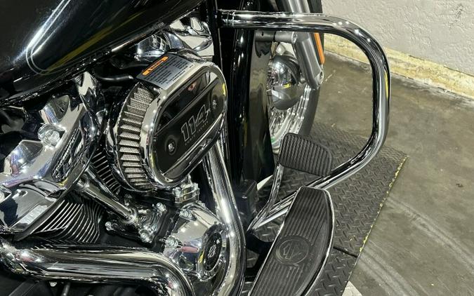 Harley-Davidson® Heritage Classic 2023 BLACK W/ PINSTRIPE